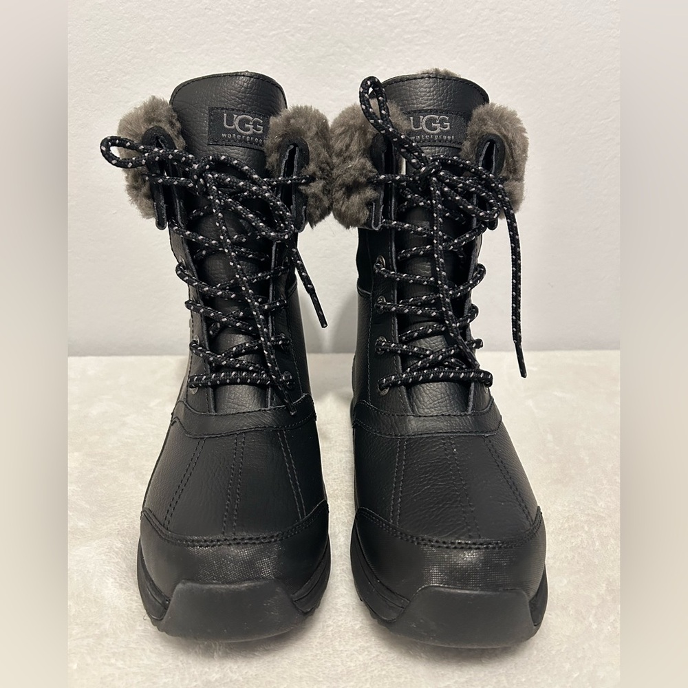 UGG Women’s Zaylee Black Boots with Gray Fur Detail